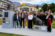Descubren escultura de “Poncho”, el heroico perro polar argentino, en el paseo de exploradores antárticos de Ushuaia