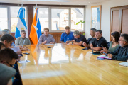 Se reunió con gremios estatales y expuso la situación económica de la provincia