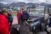Becerra recibió en Ushuaia a Julio Dupont, quien llegó tras recorrer más de 3.000 km en un Ford t de 1924