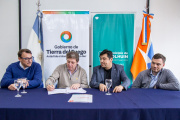 El Gobernador Melella firmó acuerdos en Tolhuin para la llegada concreta de inversiones en proyectos acuícolas