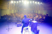 Gaspar Benegas presentó un show acústico repleto