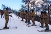 Infantes de marina se adiestran en técnicas de baja montaña y monte austral