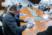 Se firmó el contrato para pavimentar la calle De los Ñires