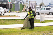 Tareas de limpieza y mantenimiento en los espacios verdes de la ciudad