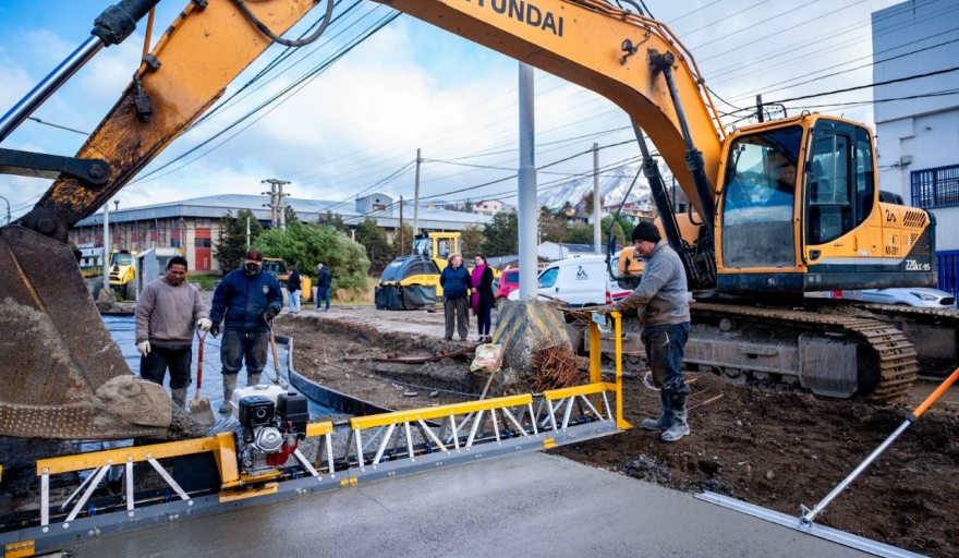 Funcionarias recorrieron avances de la obra paseo costero 1 en avenida Perito Moreno