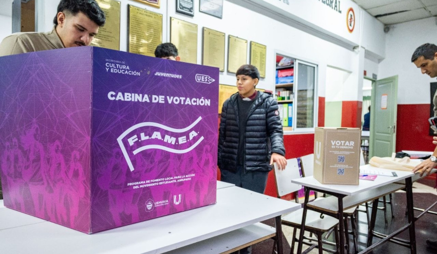 Entregan kits electorales a centros de estudiantes en el EMEI