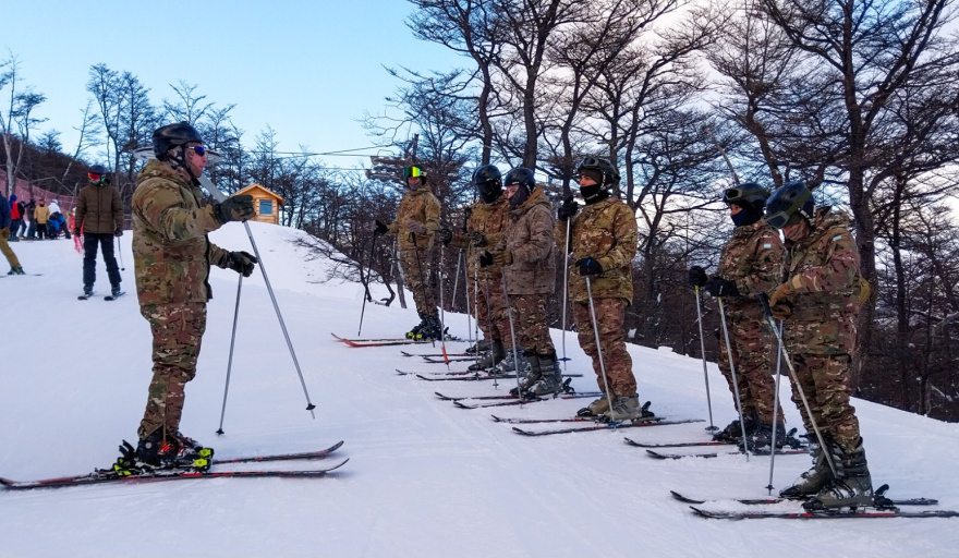 Infantes de marina se adiestran en técnicas de baja montaña y monte austral